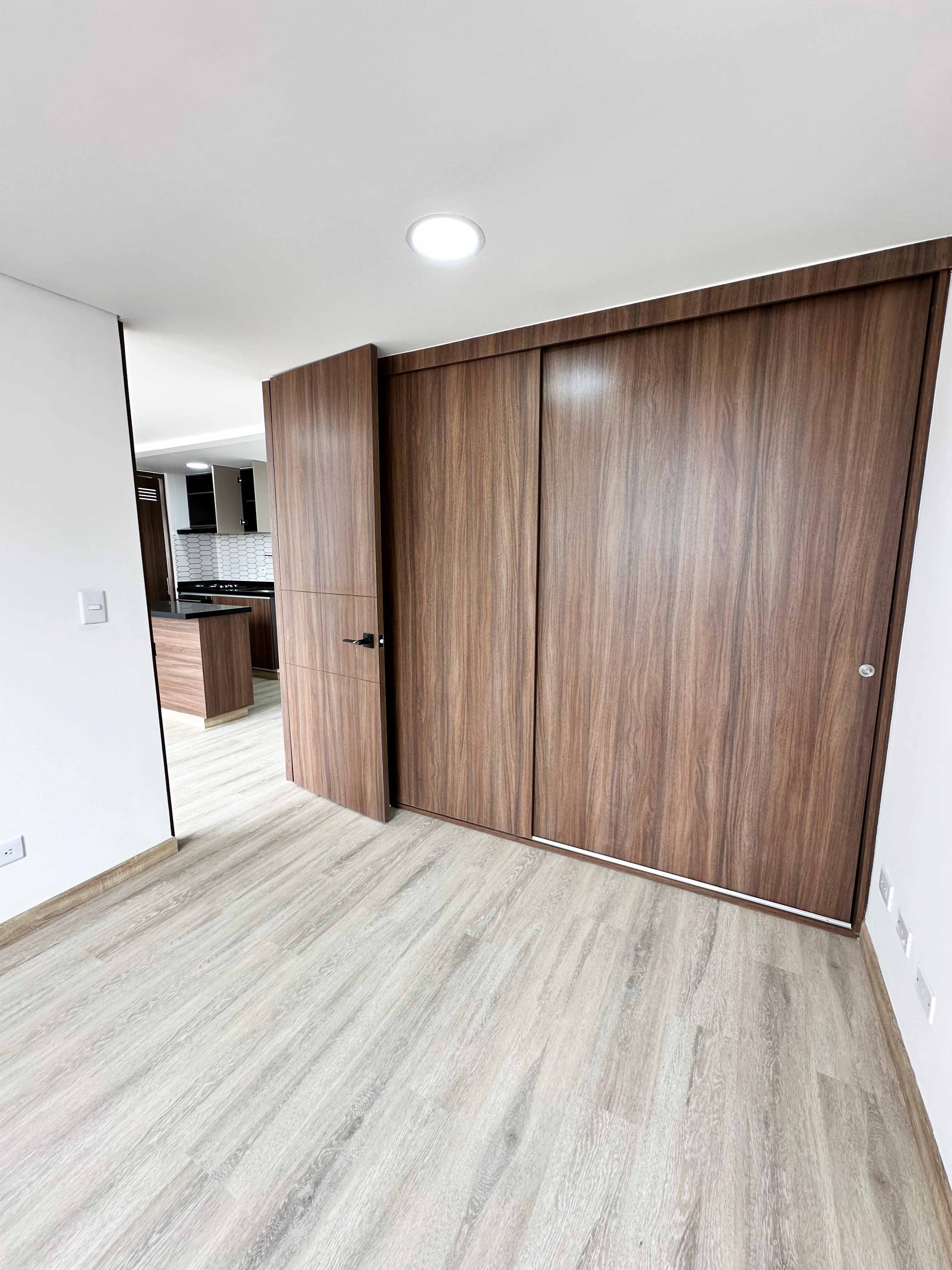 Closet con acabados en madera premium - materiales naturales y texturas modernas para vivienda