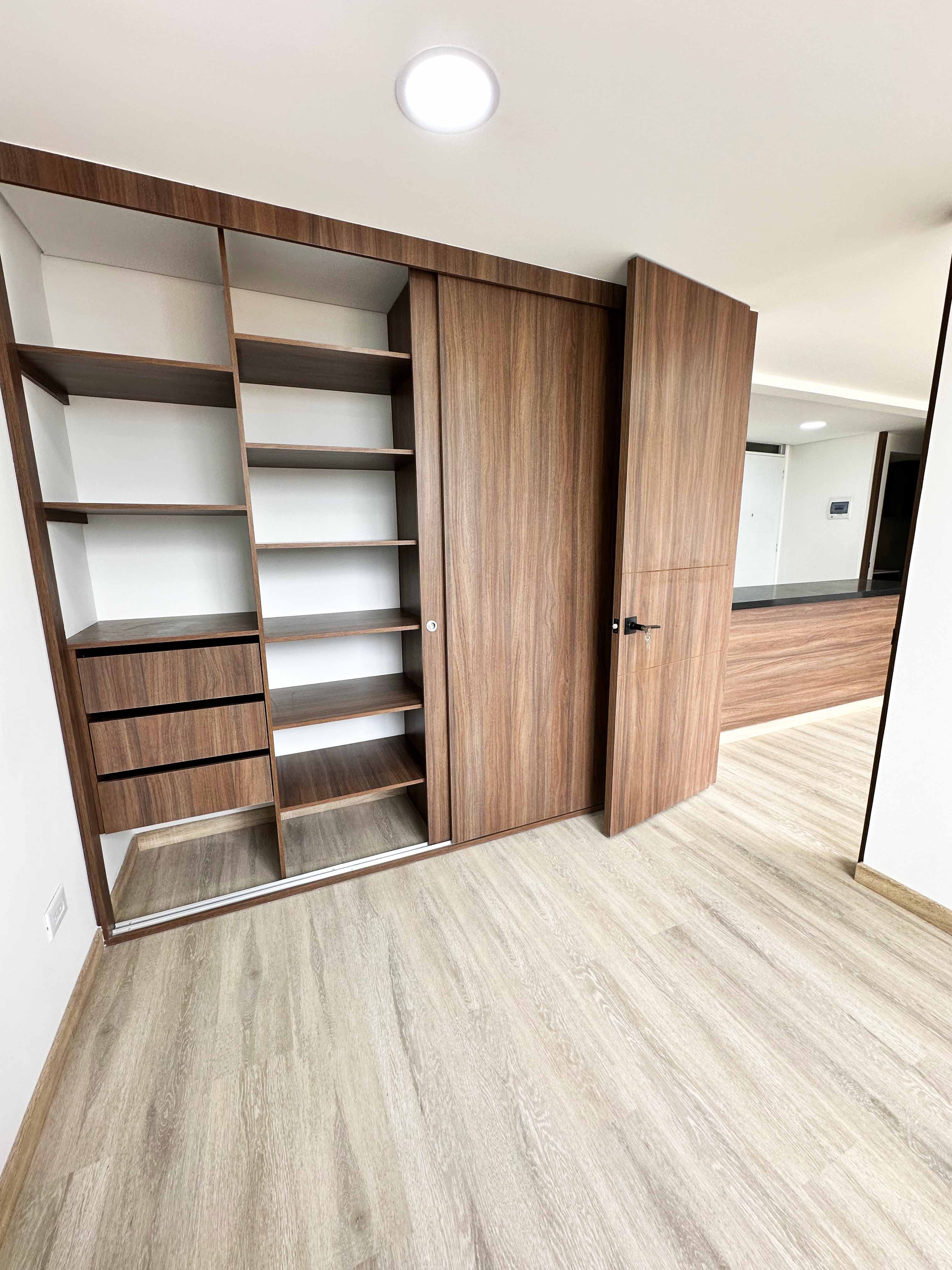 Vestier funcional con acabados de carpintería moderna - diseño interior optimizado para espacios